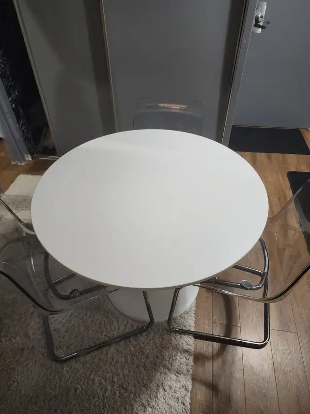 Modern Round Dining Table with Clear Chairs in Dining Tables & Sets in Hamilton - Image 2