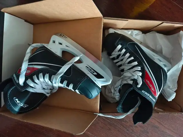 CCM Ice Skates – Size 4 (Fits Women’s US 6 / EU 37) in Skates & Blades in City of Montréal - Image 3