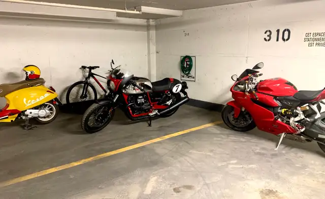 URGENT - MOTO GUZZI V7 III Cafe Racer 10th Anniversary in Other in City of Montréal - Image 4