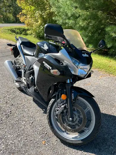 Prête pour la route! Belle moto Honda CBR 250 Pompe à essence neuve Batterie neuve Entretien fait Be...