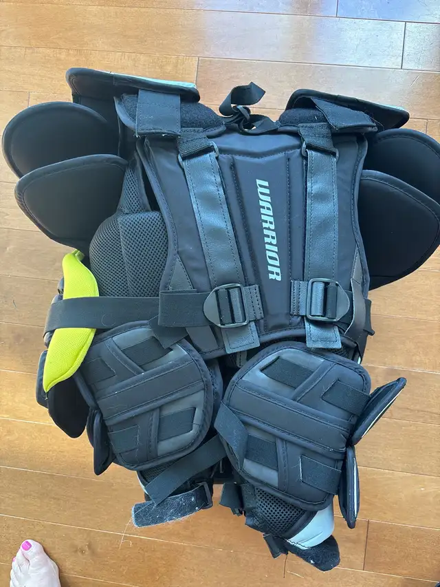 Warrior Ritual RX3E+ Senior Small Goalie Chest Protector  in Hockey in Barrie - Image 4