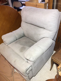 I deliver. Vintage recliner chair. READ AD CAREFULLY