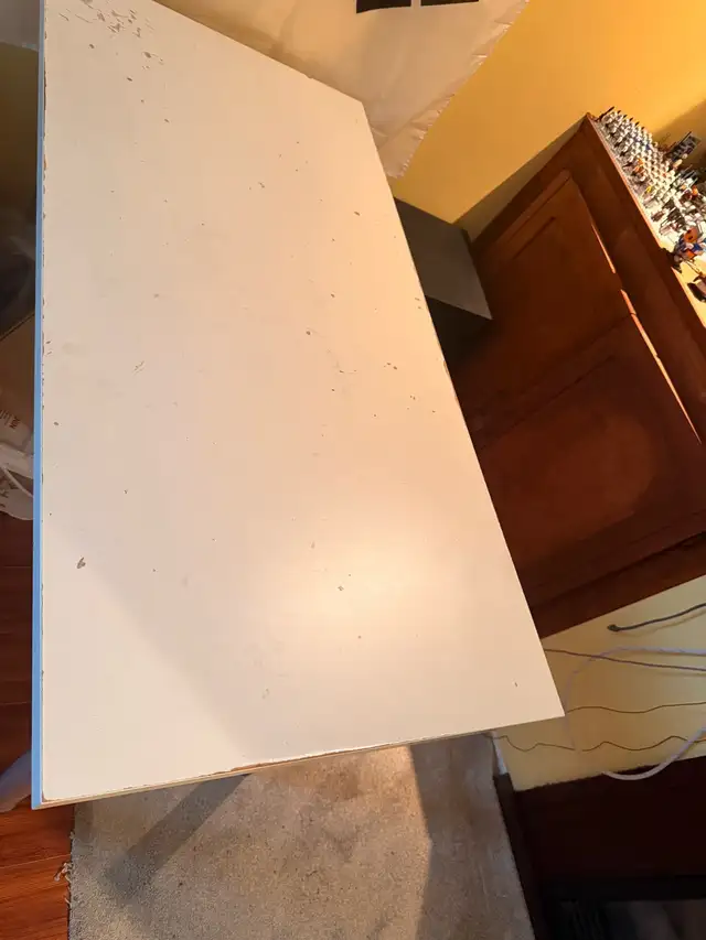 Ikea white desk in Desks in Ottawa - Image 3