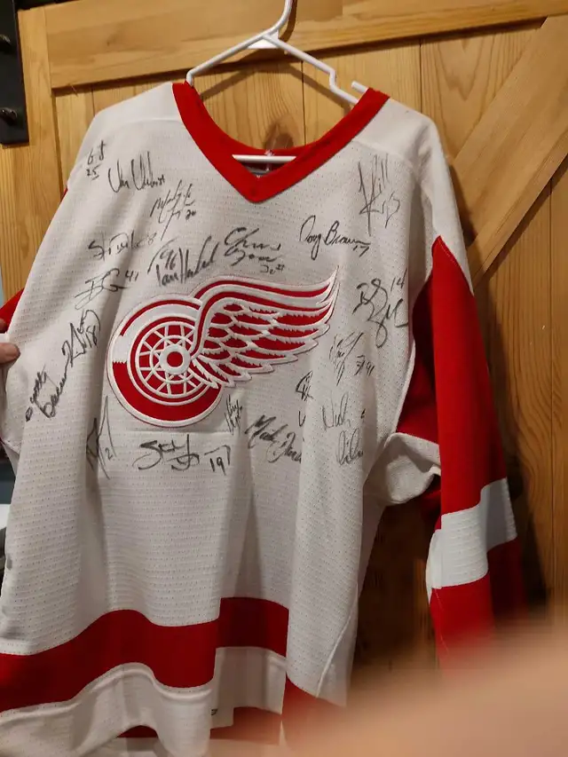 mccarty game worn signed by whole team 1988