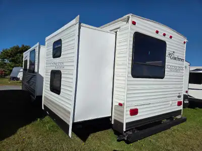 Looking for a 2 bedroom 35' 10" home away from home...2 Slides, 7643 lbs uvw Sleeps up to 10 Outside...