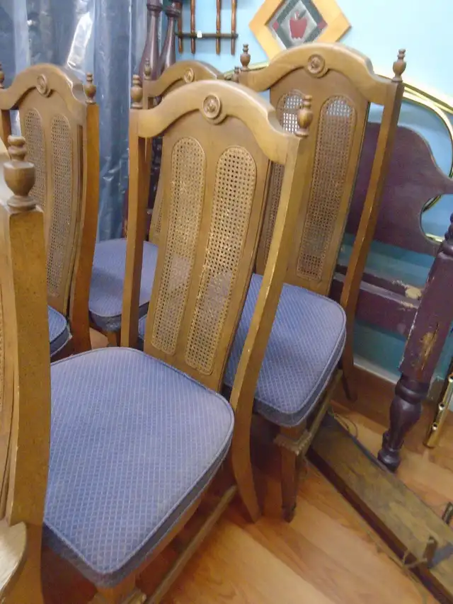 6 matching chairs in Chairs & Recliners in Annapolis Valley - Image 4