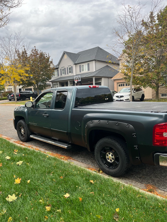 2010 Silverado 4x4 v8 300km in Cars & Trucks in Oshawa / Durham Region - Image 2