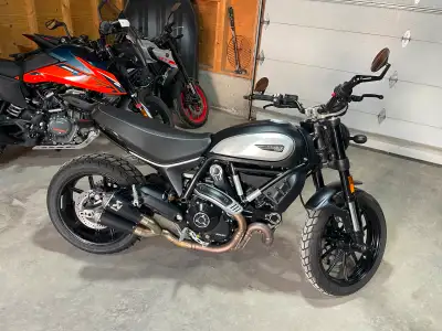 Selling my 2022 Ducati Scrambler Icon 800 Dark 3,200ish KM. First service was done before the 1000km...