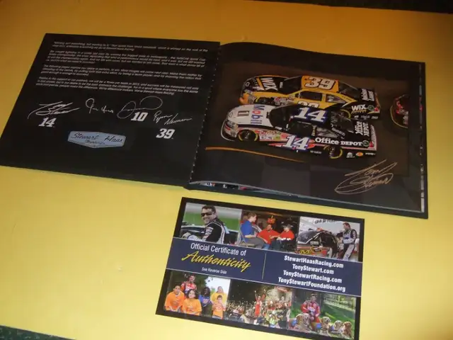NASCAR TONY STEWART signed  SEASON iii  2011 / iv 2012 Gene Haas in Non-fiction in Oakville / Halton Region - Image 8