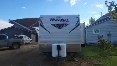 2013 keystone hideout 29ft bumper hitch has a bunk room, out door kitchen, super slide and electric...