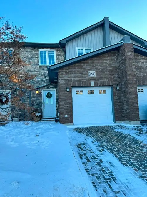 Modern style executive townhouse for rent in Sudbury South end, Algonquin Road. 5 -10 min drive to h...