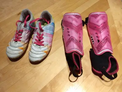 Souliers de soccer grandeur 2 et protèges-tibia pour fille, View more
