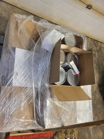 Huge quanity of 1 gallon clear coat kits with harder 75$ each compare @@ 200$ at store huge quaity o...