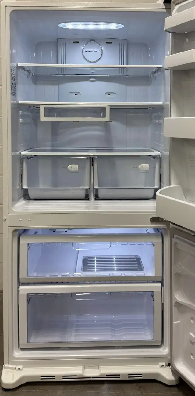 - Refrigerator “SAMSUNG” H70/W32/D28 Counter Depth  in Refrigerators in Barrie - Image 3