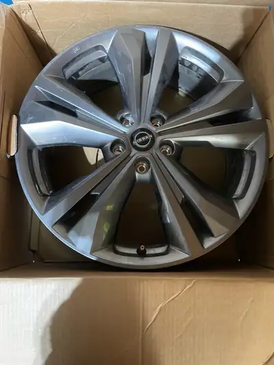 4 OEM rims 235/55R/20. Only used 1 year
