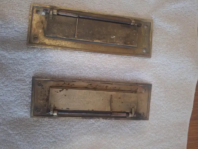 2 plaques en laiton pour lettres in Arts & Collectibles in City of Montréal - Image 3