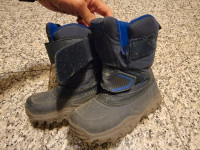 Boy's winter boots size 11, blue black