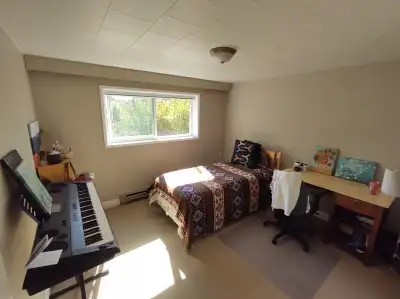 Furnished Large Room for Rent (Downtown and Uvic direct bus) Available Now until August 31st (Summer...