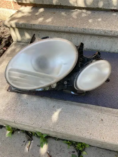 Left front Xenon headlamp for Mercedes Benz W211 chassis. $50 obo
