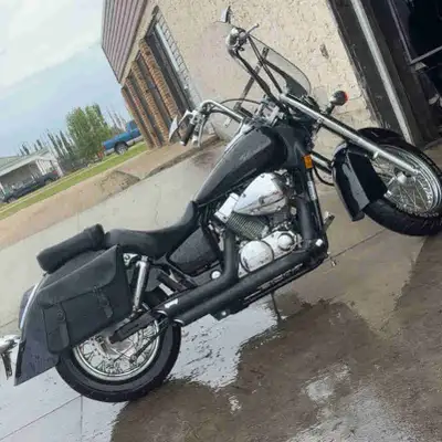 2006 Honda shadow 750 aero 29000km ish Vance and Hines short shots Raised bars Smoked led taillights...