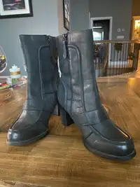 Women leather boots “Hush Puppies “size 9.5