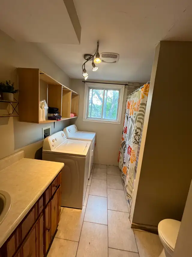 $1400/mo 3 1/2 + 1 office apartment in Long Term Rentals in City of Montréal - Image 8