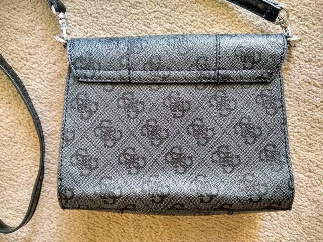 Guess handbag / purse with strap in Women's - Bags & Wallets in Edmonton - Image 4