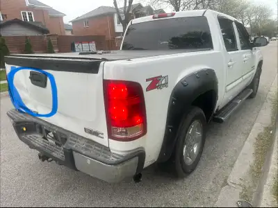 GMC sierra 1500 4x4 5.3 233000km Engin transmission works good Sold as is no safety need rocker pane...