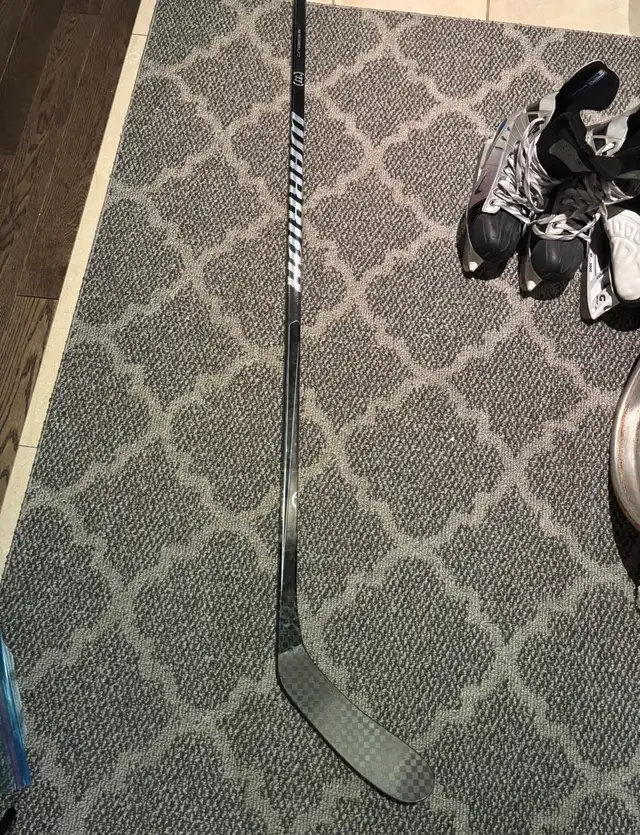 Warrior hockey stick (Left) in Hockey in Markham / York Region - Image 3