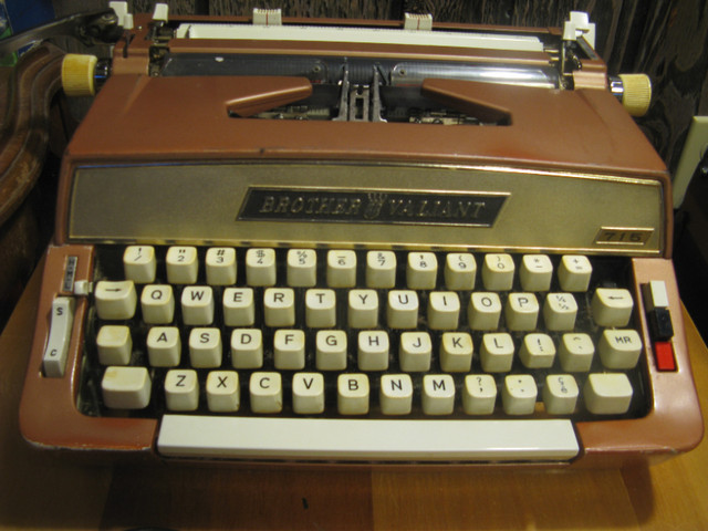 Vintage BROTHER VALIANT 715 Typewriter. dans Autre  à Trois-Rivières