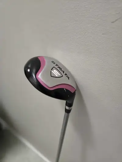 Up for sale is a used Strata 5H hybrid golf club, perfect for improving your long game from the fair...