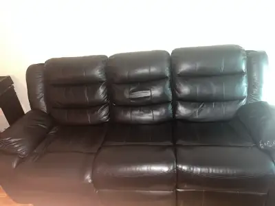 À vendre ensemble de fauteuils en cuir noir en bon état général : • 1 causeuse (2 places) inclinable...