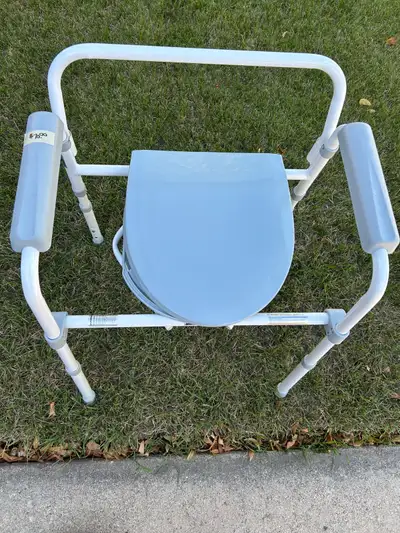 Commode Chair In like new condition; used a couple of times Has been cleaned Comes from pet free and...