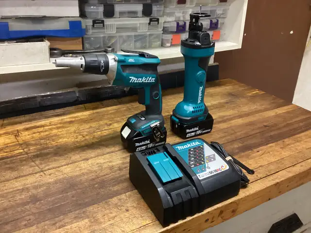 MAKITA LXT 18v BRUSHLESS DRYWALL SCREWGUN and CUT-OUT TOOL KIT in Power Tools in Barrie - Image 2