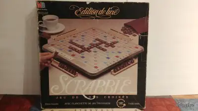 Jeu de Société Vintage Scrabble Édition DeLuxe en Français avec Plateau de Jeu Rotatif. Comprends x1...