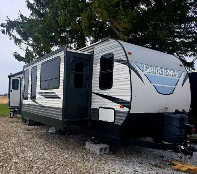 2022 KZ Sportsmen 364bh Park Model -2 bedrooms -Stand up shower -Porcelain toilet -3 TVs -Solar Read...