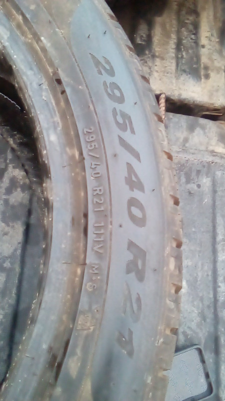 Pirelli Tire 295/40/R21 single in Other Parts & Accessories in Fort McMurray - Image 3