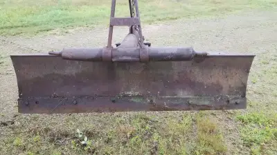 Pelle à tracteur 3 points 6 pieds de large 18 pouce de haut 100$ Par courriel : gisele.grenier@outlo...