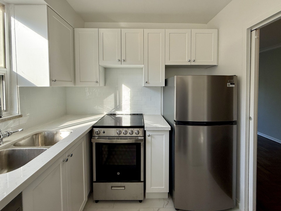 Two Bedroom apartment for rent on Bayview south of Davisville 4