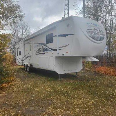 2009 Bighorn fifth wheel, spacious interior and all the comforts of home for your travels. This RV h...