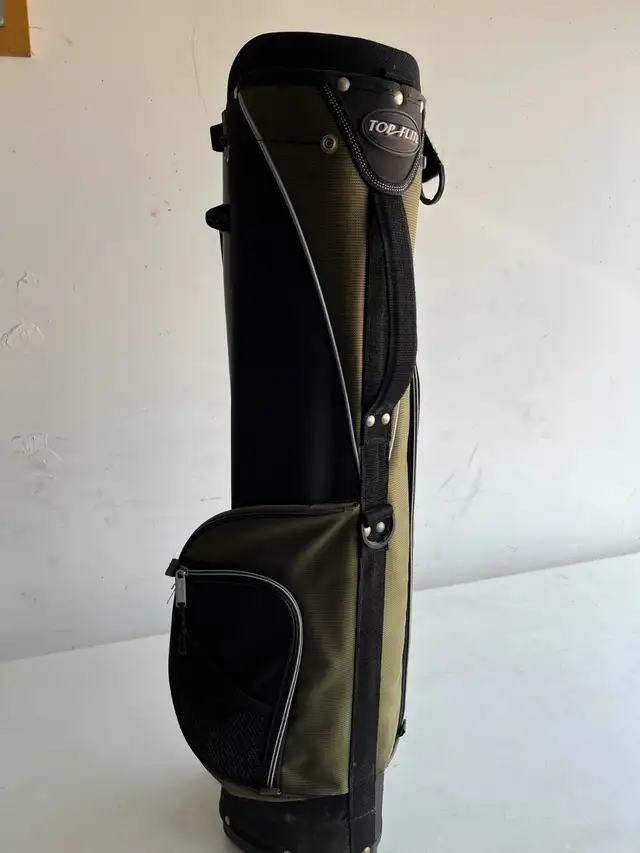 Top-Flight Youth/Kids Golf bag. Tri-pod spring loaded. Like new! in Golf in Mississauga / Peel Region - Image 3