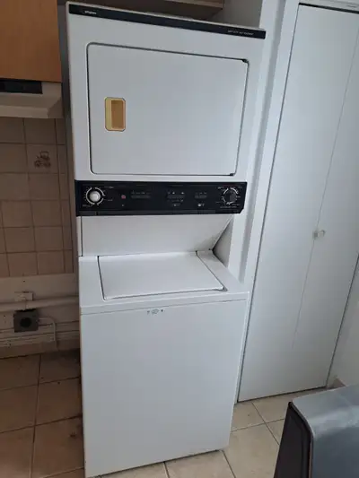 Laveuse sécheuse superposées de marque Frigidaire fonctionnel, View more