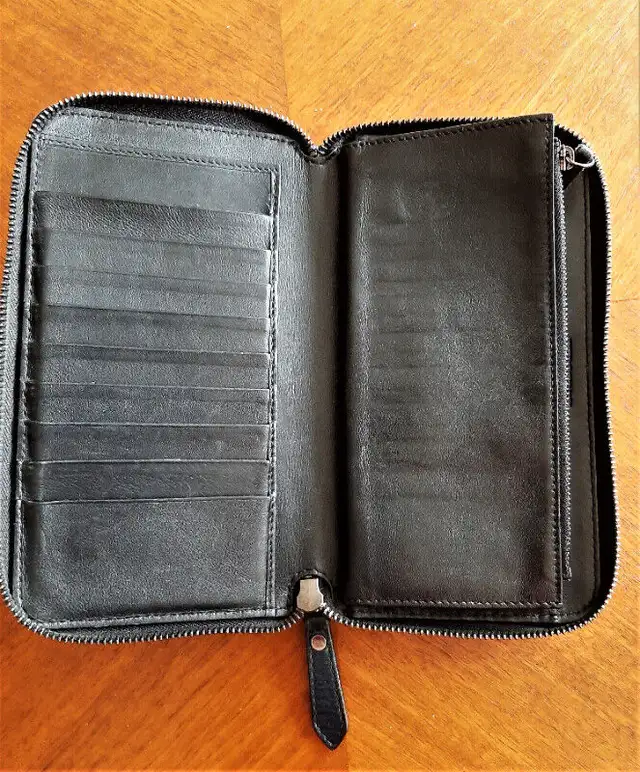 BURBERRY ZIP AROUND NAVY WALLET in Women's - Bags & Wallets in Hamilton - Image 4