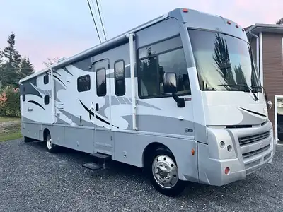 Motorisé idéal pour famille sportive : 2 slide-outs, chambre Queen, lits superposés, grande cuisine...