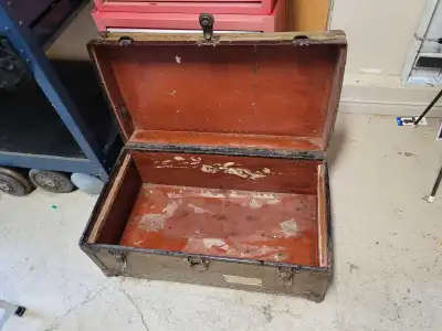 coffre antique en métal, View more