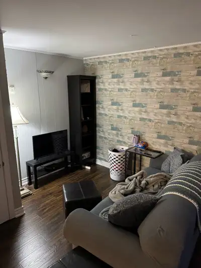 1 bedroom apartement ground level access from large private deck on green belt. Newer kitchen cabine...