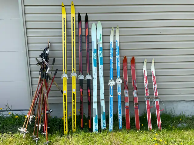 Vintage skis and poles in Arts & Collectibles in Ottawa - Image 4