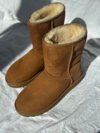 Bottes neuves UGG à vendre/New UGG boots for sale