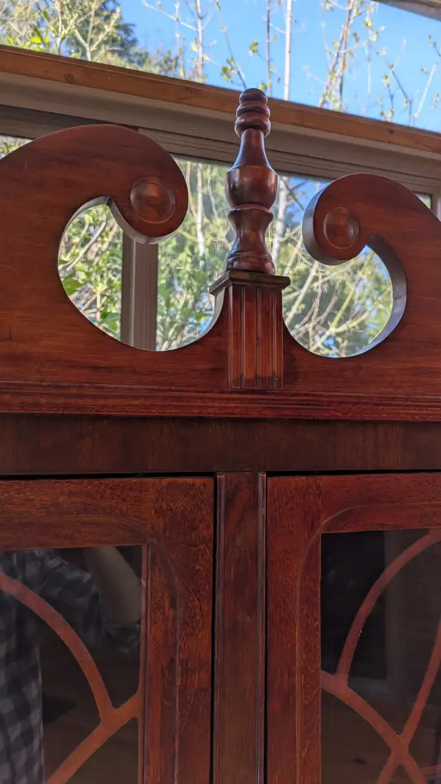 Antique Mahogany China Cabinet in Hutches & Display Cabinets in City of Toronto - Image 8