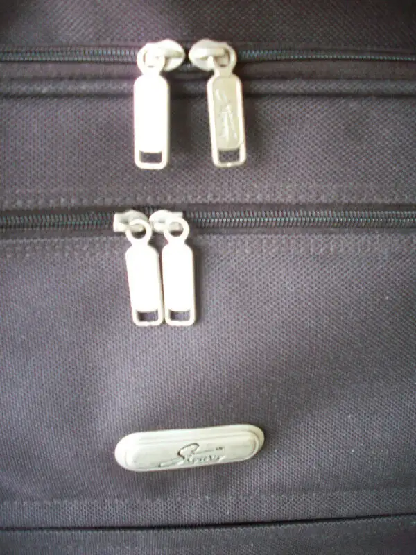 valise pour robe/ habit de voyage  Skyuary comme neuve in Men's in Laval / North Shore - Image 6